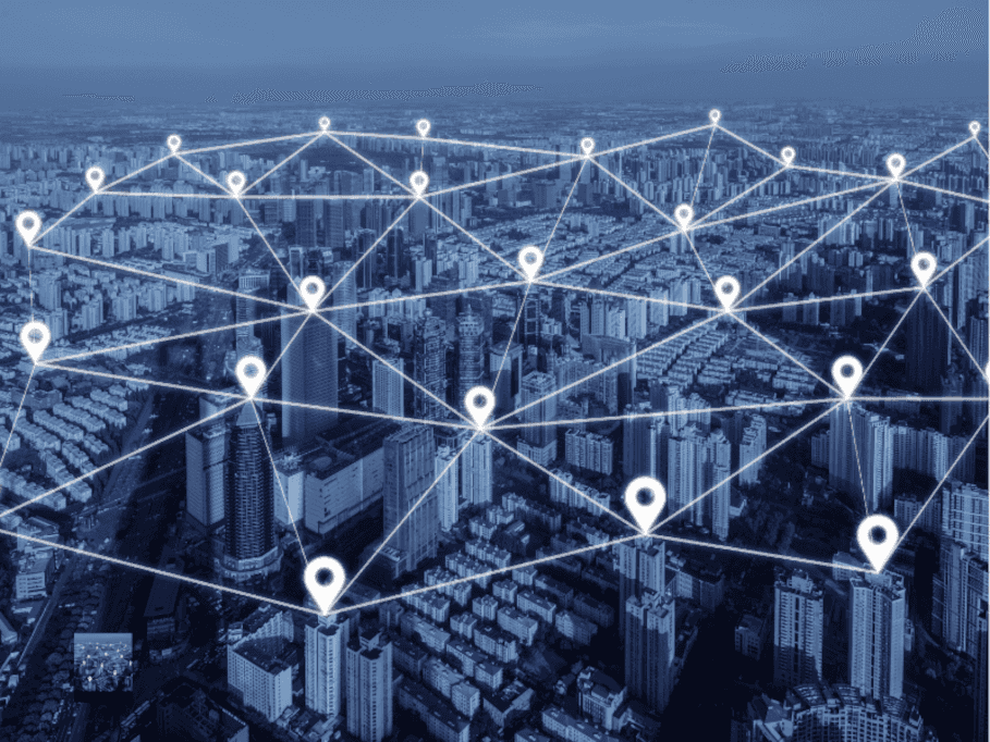 Luftaufnahme einer Stadt mit vielen Wohnhochhäusern überlagert von der Grafik eines Netzwerks