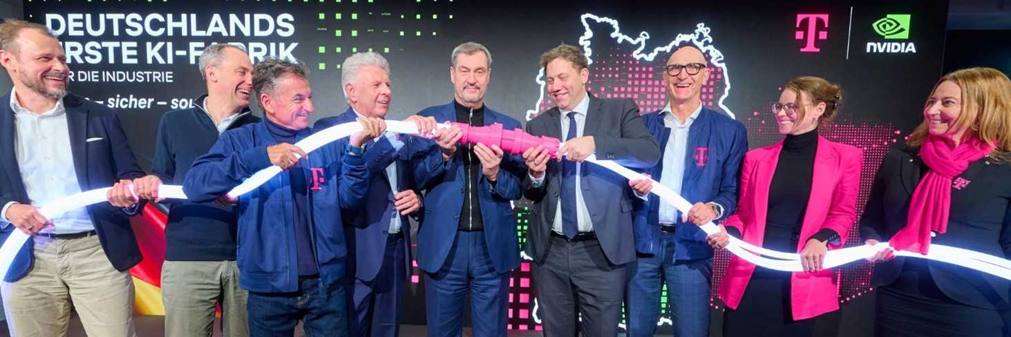 Due file di rack per server illuminati di magenta, poste una di fronte all'altra, con un logo T magenta sulla parete.