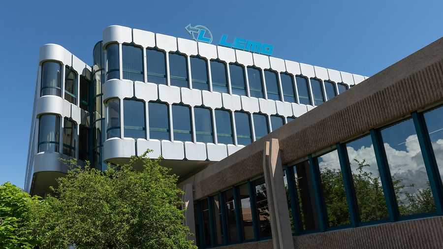 Edificio de la sede central de LEMO en Ecublens con el logotipo de la empresa en lo alto del tejado.
