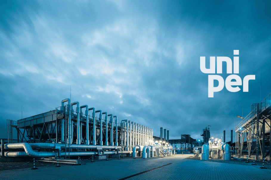 Uniper-Standort Etzel mit grauem Himmel und Firmenlogo