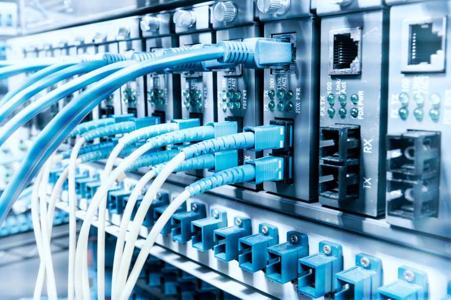 Netzwerkkomponenten in einem Rack mit Verkabelung