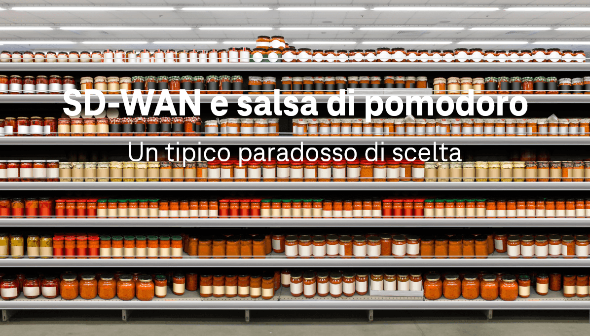 Uno scaffale gigante del supermercato pieno di barattoli di salsa di pomodoro di diverse dimensioni.