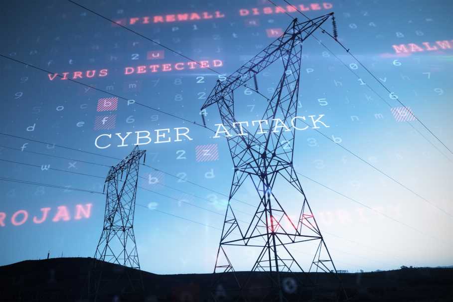 Zwei Gitterstrommasten vor blauem Himmel in der Dämmerung, überlagert von Begriffen wie "Cyber Attack" oder "Trojan"